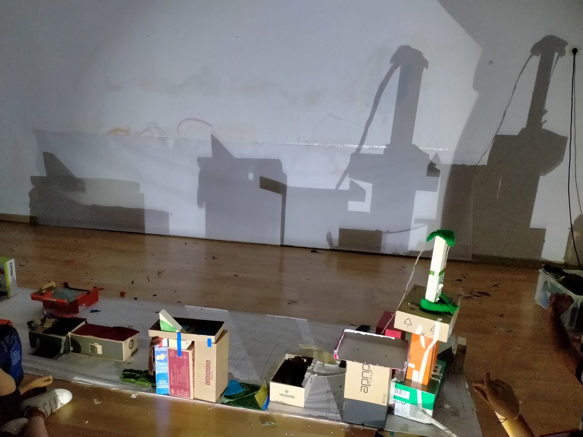 lafarigoladeval's tweet photo. Avui la classe dels romans i les romanes de 3r hem anat a @ExperimentemART i hem treballat l'arquitectura de les ciutats a través d'una maqueta col•lectiva. També hem visualitzat l' #slyline de la ciutat que hem construït. Ha estat molt interessant i divertit! https://t.co/jBdVC4iDoz