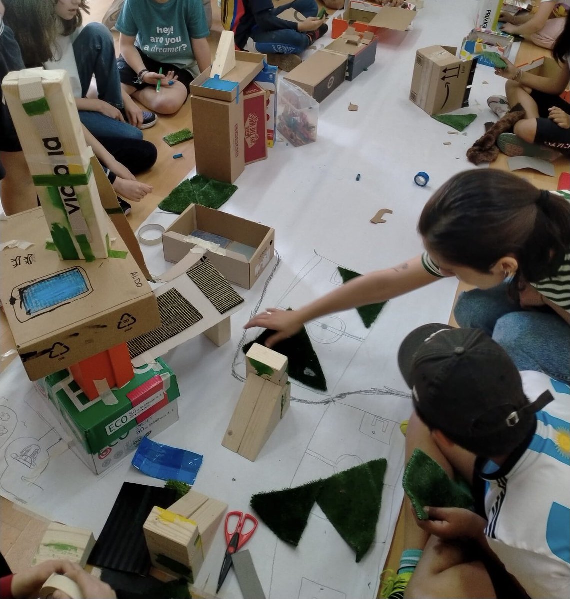 lafarigoladeval's tweet photo. Avui la classe dels romans i les romanes de 3r hem anat a @ExperimentemART i hem treballat l'arquitectura de les ciutats a través d'una maqueta col•lectiva. També hem visualitzat l' #slyline de la ciutat que hem construït. Ha estat molt interessant i divertit! https://t.co/jBdVC4iDoz