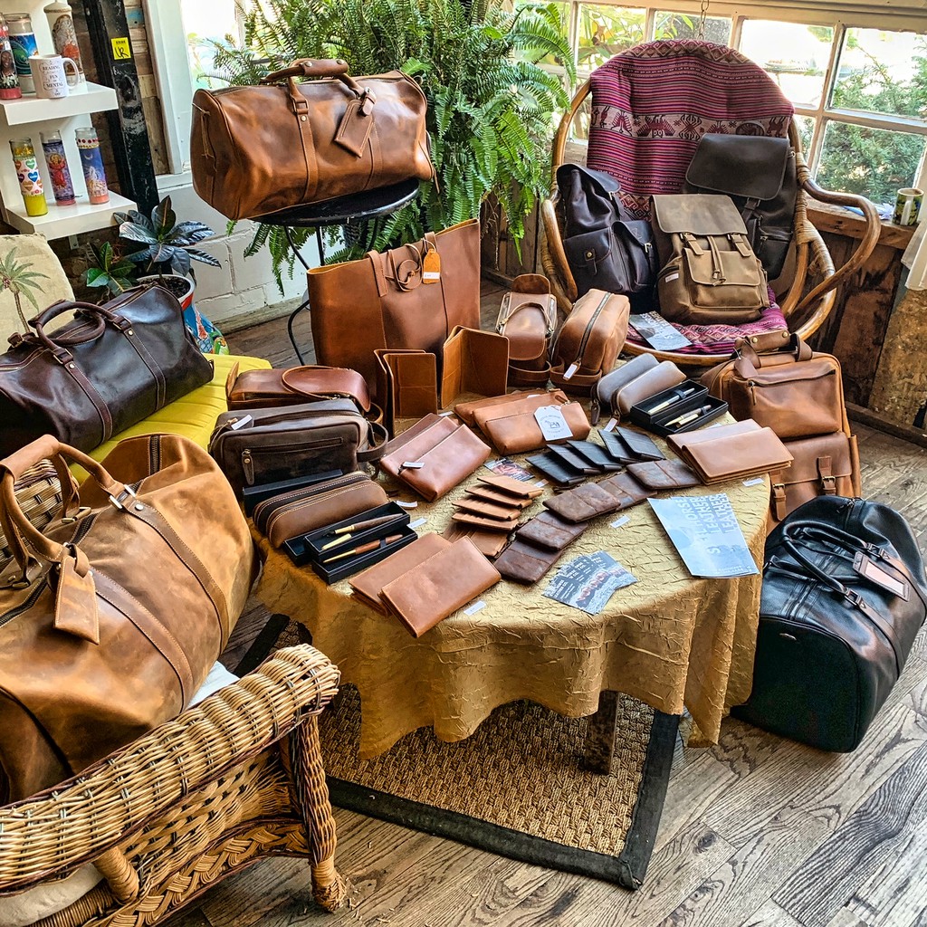 CityRanks's tweet image. You'll need to use high-quality leather creams and conditioner to keep your items looking good and extending their life.

Read more 👉 lttr.ai/AByb6

#CreasedLeather #GenuineLeather #LeatherTips #LeatherTexture #LeatherWrinkle #HandmadeLeather #LeatherCharacteristics