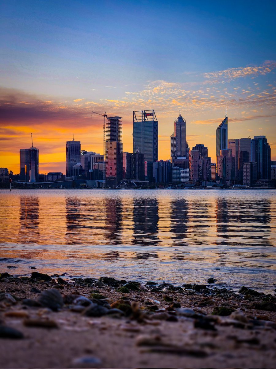 clarissap83's tweet photo. Couldn't quite capture how incredible tonight's sunset was. 🧡
#perth https://t.co/0BgZ5xS2bI