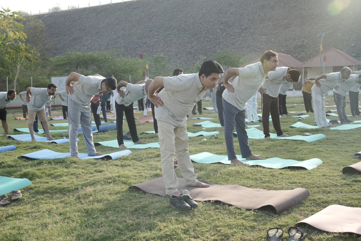 NIPERAHM's tweet photo. Starting the Chintan Shivir on a healthy note with an invigorating yoga session at Kevadiya! @Pharmadept @OfficeOf_MM @bhagwantkhuba  #ChintanShivir #yogaforhealth #StatueOfUnity #kevadiya #Wellness https://t.co/5Lo58mgJmB