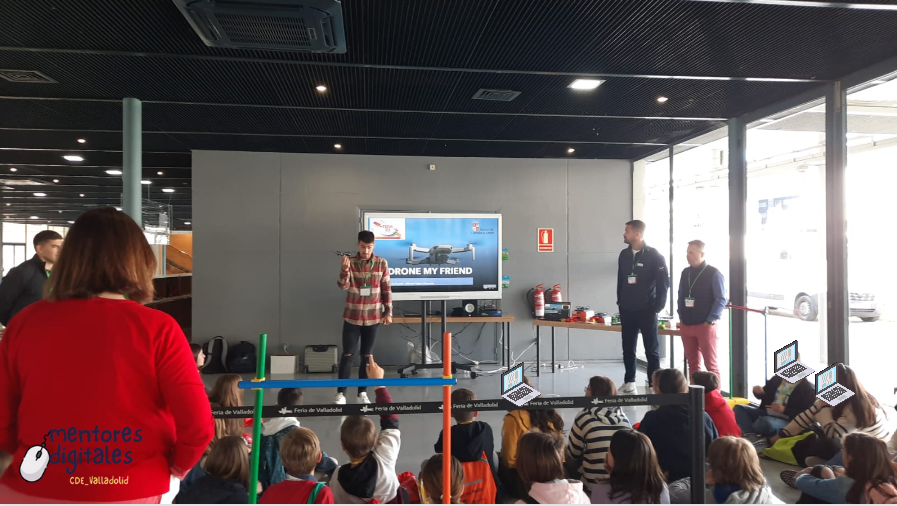 ¡El alumnado que ha asistido a #TICyL23 ha estado muy atento y ya ha pilotado nuestros drones!

Lo habéis hecho fenomenal 👏👏👏

<a href="/educacyl/">Educación JCyL</a> #secontic #CDE_Valladolid