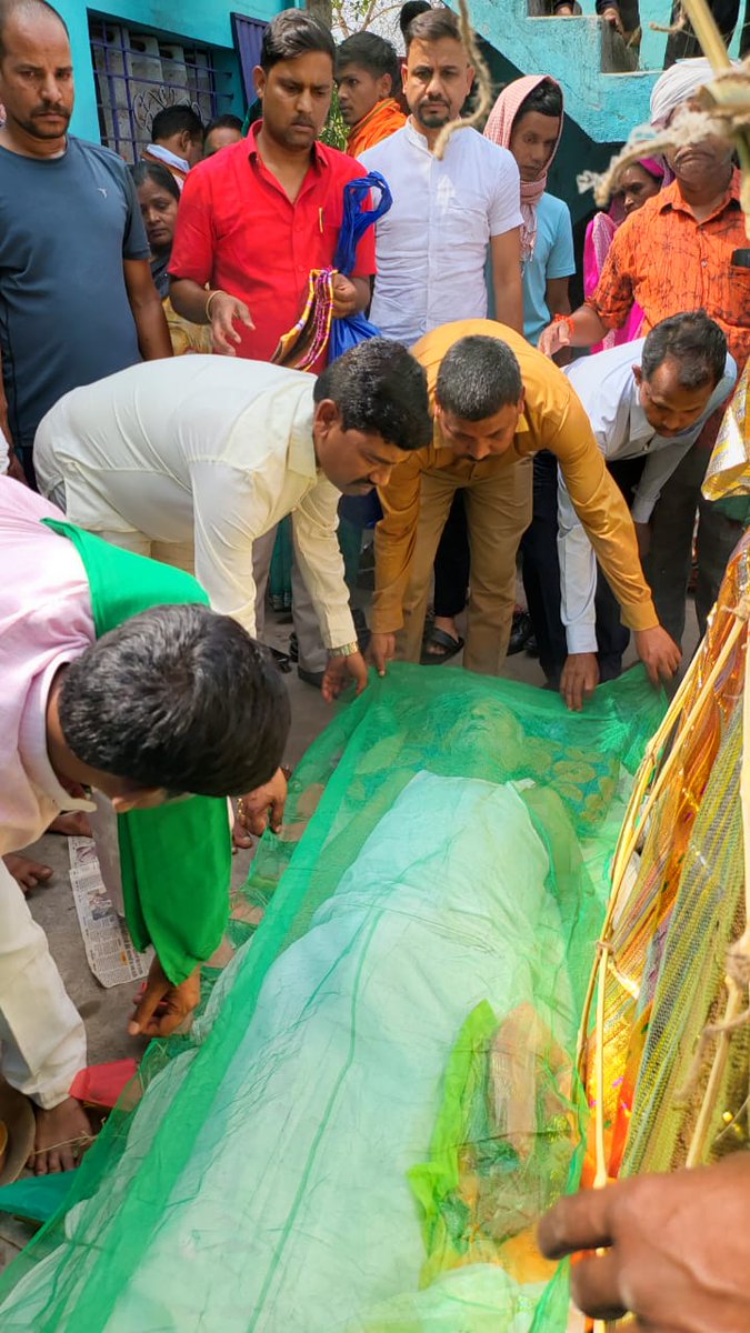 HiraLaljmm's tweet photo. झारखण्ड आंदोलनकरी नेता दिवंगत स्वर्गीय बलदेव महतो जी को अंतिम जोहार ।।
बेरमो विधानसभा स्थित, पश्चिमी पंचायत लोधरबेड़ा आवास में उपस्थित हो दिग्वांत के पार्थिव शरीर पर पुष्प अर्पित कर नमन करते हुए विनम्र श्रद्धांजलि दिया।।
@HemantSorenJMM @JmmJharkhand https://t.co/SNJn1VkeAU