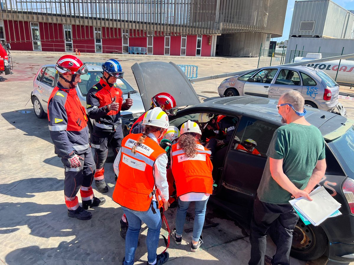 cidefib's tweet photo. ¡Enfermerx! 🙋 ¿Sabrías como intervenir en un accidente de tráfico con víctimas atrapadas?
Los alumnxs del Máster en Cuidados #Enfermeros al Paciente Crítico están haciendo estos días las #prácticas de excarcelación de víctimas traumáticas.
#MCEPC https://t.co/9OlSORiDWn