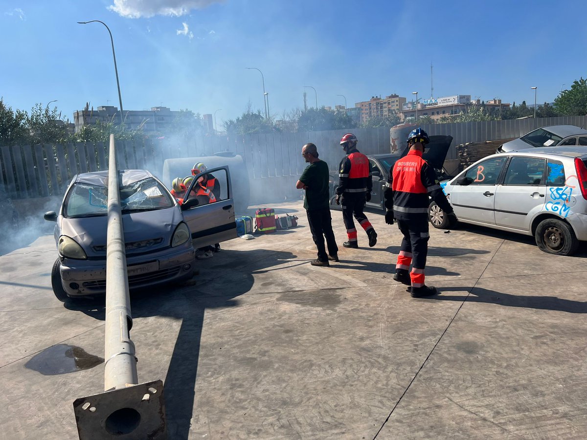 cidefib's tweet photo. ¡Enfermerx! 🙋 ¿Sabrías como intervenir en un accidente de tráfico con víctimas atrapadas?
Los alumnxs del Máster en Cuidados #Enfermeros al Paciente Crítico están haciendo estos días las #prácticas de excarcelación de víctimas traumáticas.
#MCEPC https://t.co/9OlSORiDWn