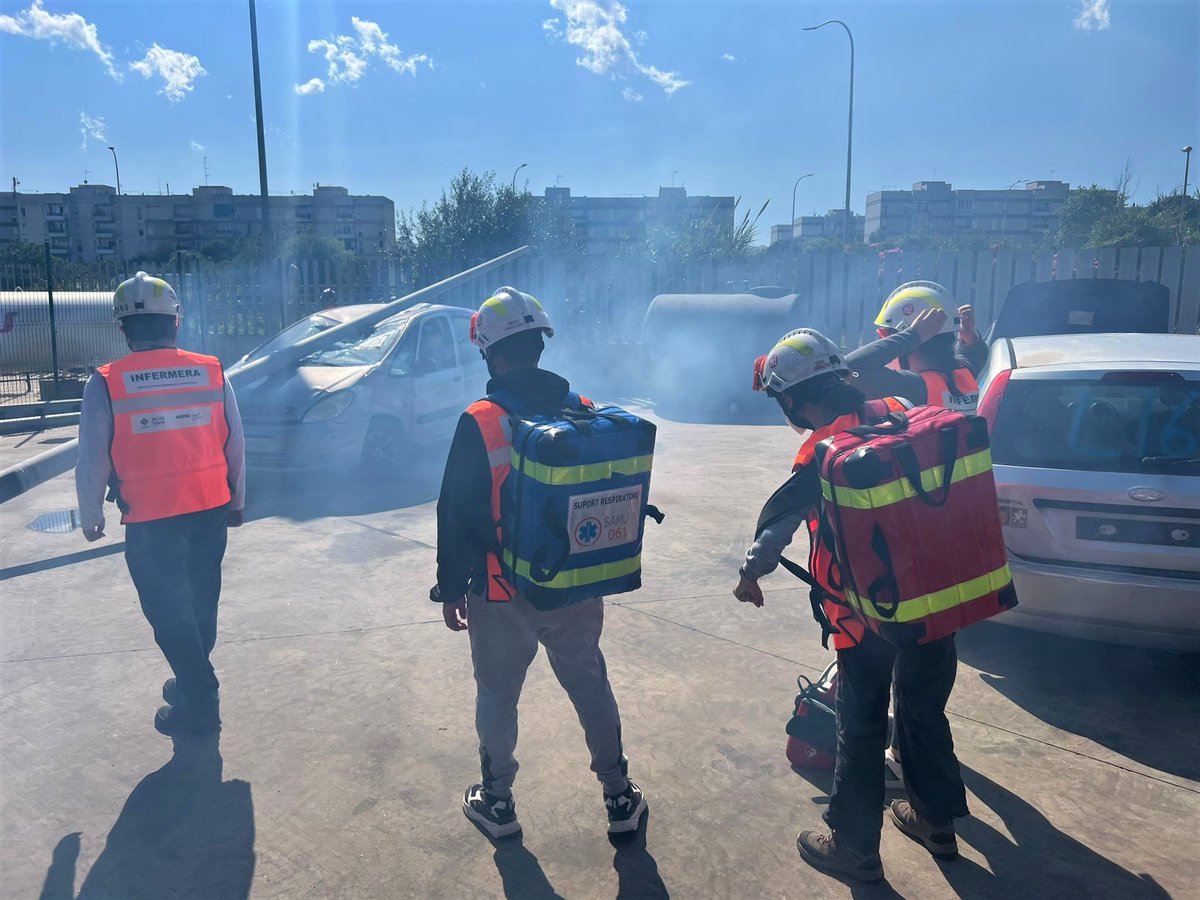 cidefib's tweet photo. ¡Enfermerx! 🙋 ¿Sabrías como intervenir en un accidente de tráfico con víctimas atrapadas?
Los alumnxs del Máster en Cuidados #Enfermeros al Paciente Crítico están haciendo estos días las #prácticas de excarcelación de víctimas traumáticas.
#MCEPC https://t.co/9OlSORiDWn