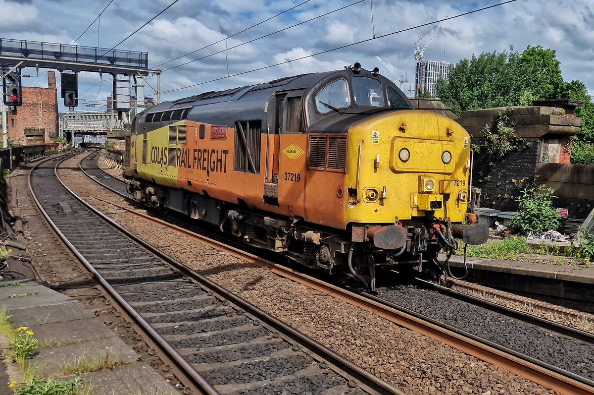 Surprise through Deansgate station this morning. @ColasRailUK #Class37 37219 working light from Preston to Derby RTC @networkrail
#Railway #photography #railpic #Manchester #train #locomotive #tractor #growler @TheGrowlerGroup