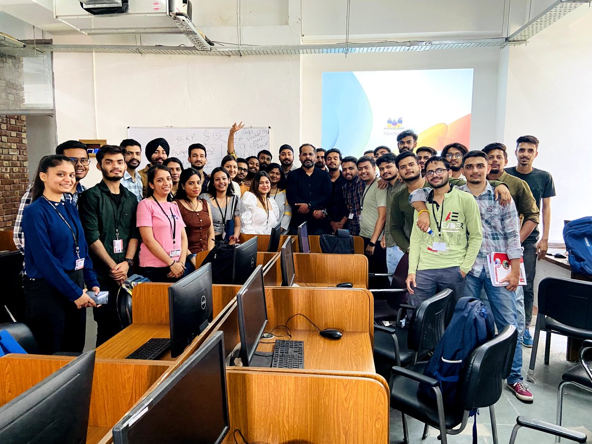 Ayush50702582's tweet photo. Last Day In College
#2sem #chandigarhuniversity https://t.co/tdPS83clQo