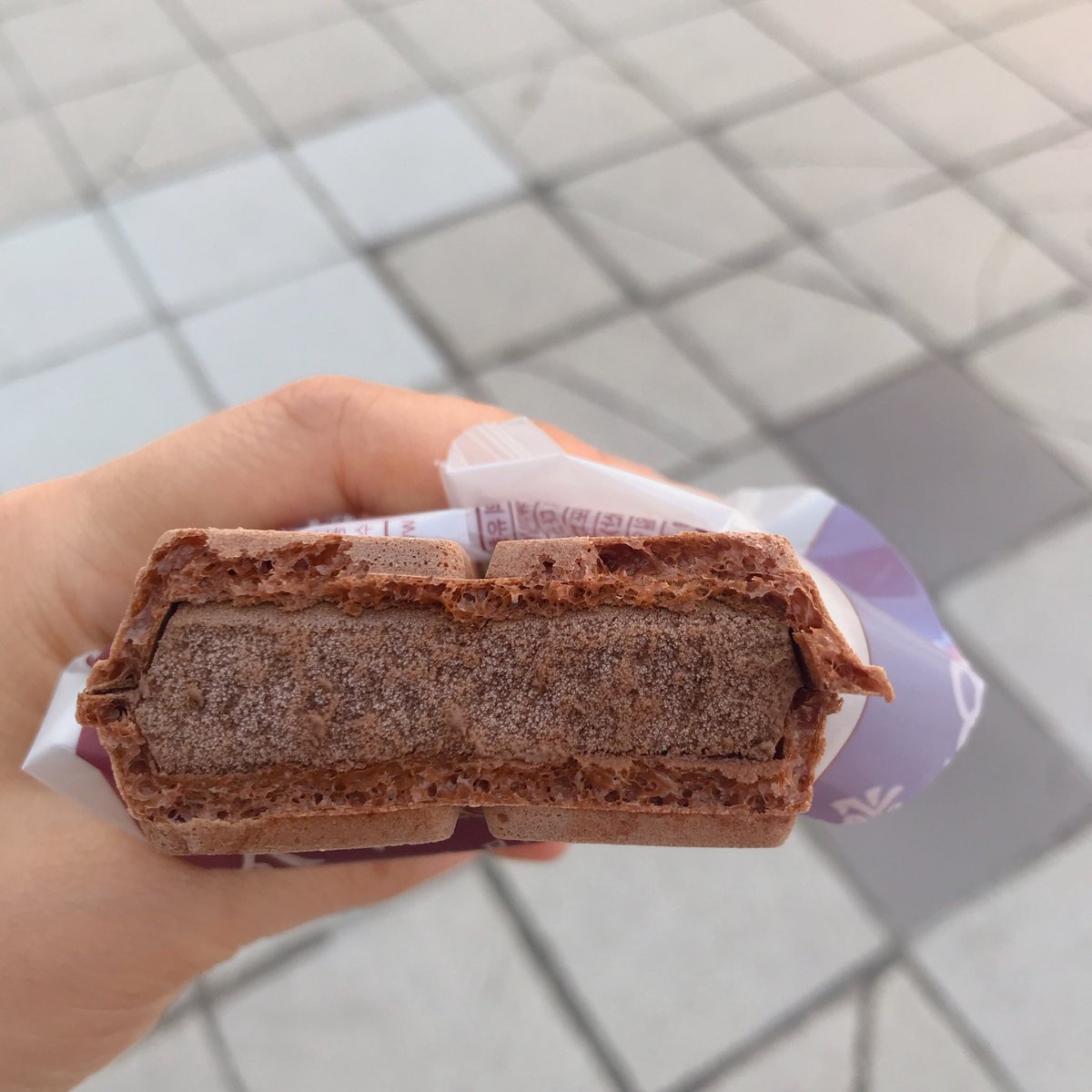 a_born_Nojam's tweet photo. 태극당 초코모나카 🍫 https://t.co/fTHvj3nliy