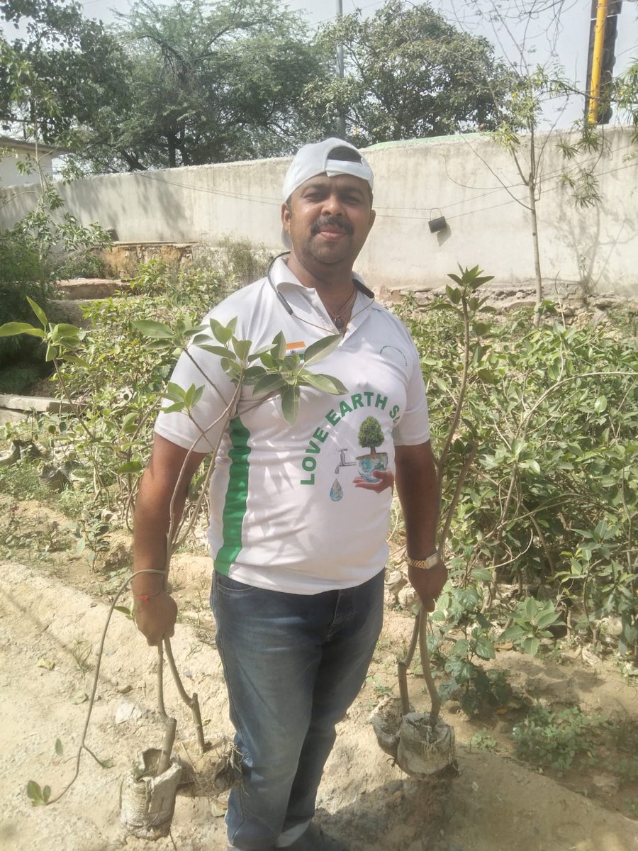 Dheeraj40143808's tweet photo. #letsplanttree #GoGreen #ClimateEmergency #greendelhi #beattheheat #वृक्षामित्र #Sustainability #greenworld #earth # https://t.co/4nZf2Qtu8Y