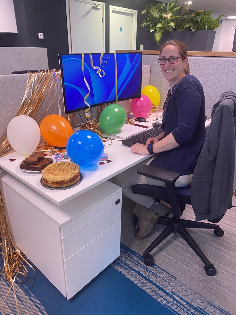 I4YOUtweets's tweet photo. Hiep hiep hoera 🎉 Onze collega Willemijn was gister jarig en wat vonden wij het vervelend dat ze 2 heerlijke taarten en brownies gebakken had 😉 Helaas kwam niet alle taart op, dus moesten we nog maar een stukje taart nemen tijdens de spelletjesavond op kantoor 😋 https://t.co/pfczAxsH0o