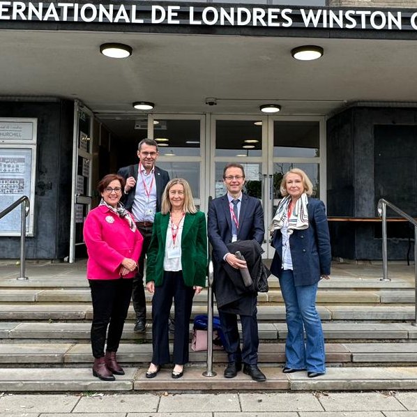 HConwayMouret's tweet photo. Visite du @LyceeChurchill en présence des conseillers @PatriciaConnel_ et @Remi_Vazeille. Echanges avec la proviseure et fondatrice de l'établissement Mireille Rabaté et ses adjoints @julien_astruc, @laureberr et @LaurentBatut. Rencontre avec des élèves et des parents d'élèves. https://t.co/TPeGtsOYMp