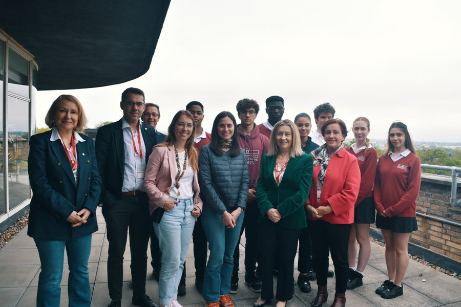Visite du <a href="/LyceeChurchill/">Lycée International de Londres Winston Churchill</a> en présence des conseillers @PatriciaConnel_ et <a href="/Remi_Vazeille/">Rémi Vazeille</a>. Echanges avec la proviseure et fondatrice de l'établissement Mireille Rabaté et ses adjoints <a href="/julien_astruc/">julien astruc</a>, @laureberr et <a href="/LaurentBatut/">Laurent Batut</a>. Rencontre avec des élèves et des parents d'élèves.