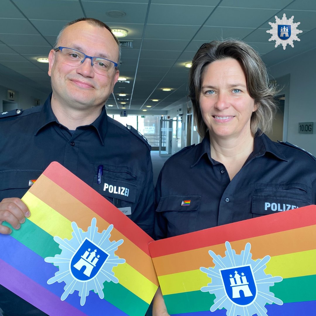PolizeiHamburg's tweet photo. 🏳️‍🌈#IDAHOBIT
Petra &amp; Marco, unsere Ansprechpersonen für #LSBTI*, sind am internationalen Tag gegen Homo-, Bisexuellen-,Trans*-und Inter*feindlichkeit beim #Rainbowflash auf dem Rathausmarkt dabei.
Ihre Botschaft:
Die Polizei Hamburg steht für Menschenrechte, Vielfalt und Respekt! https://t.co/8e8G9SU9nm