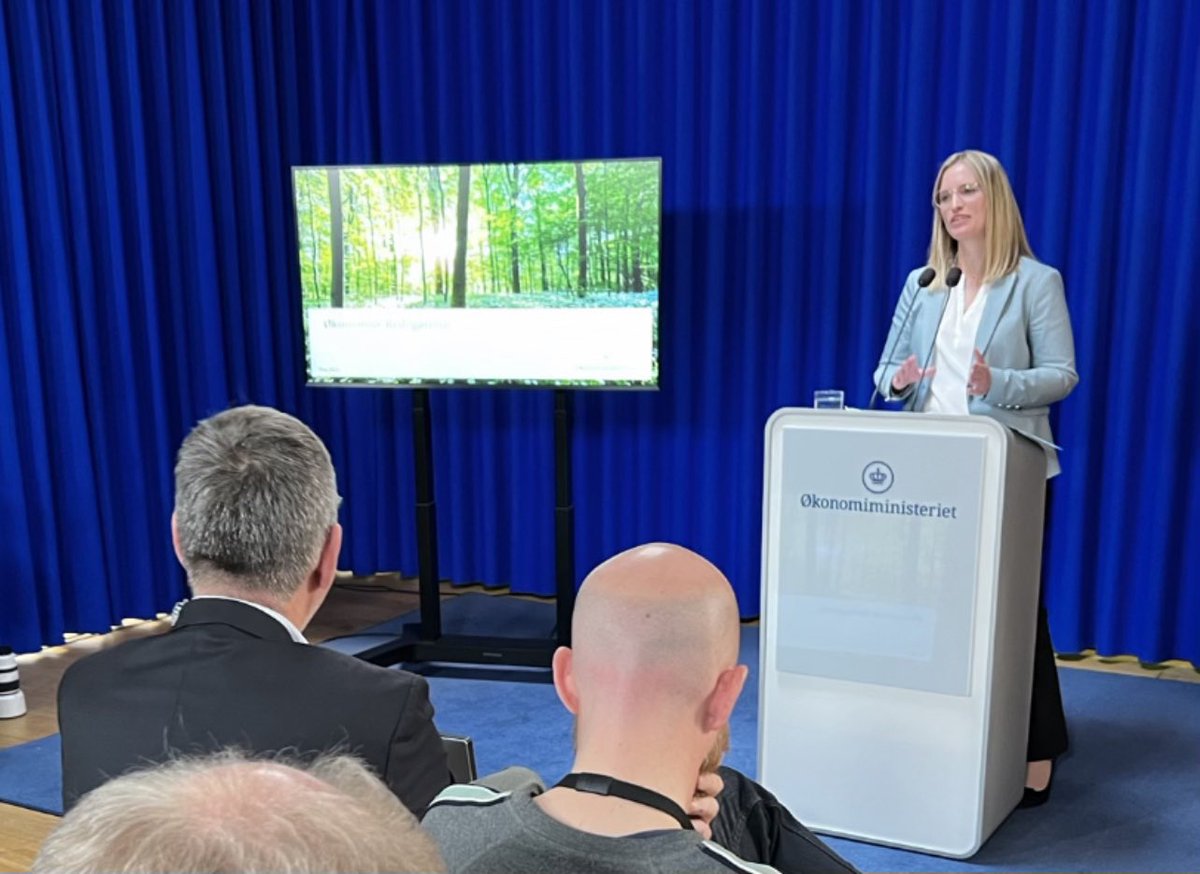 stephanie_lose's tweet photo. Forårssolen kommer frem og fortrænger de mørke skyer. Dansk økonomi står stærkere end forventet, viser Økonomisk Redegørelse. Væksten stiger moderat. Beskæftigelsen er høj. Inflationen falder. Men der er stadig mangel på arbejdskraft. Derfor godt med ansvarlige reformer #dkpol https://t.co/CHfTooTtlB