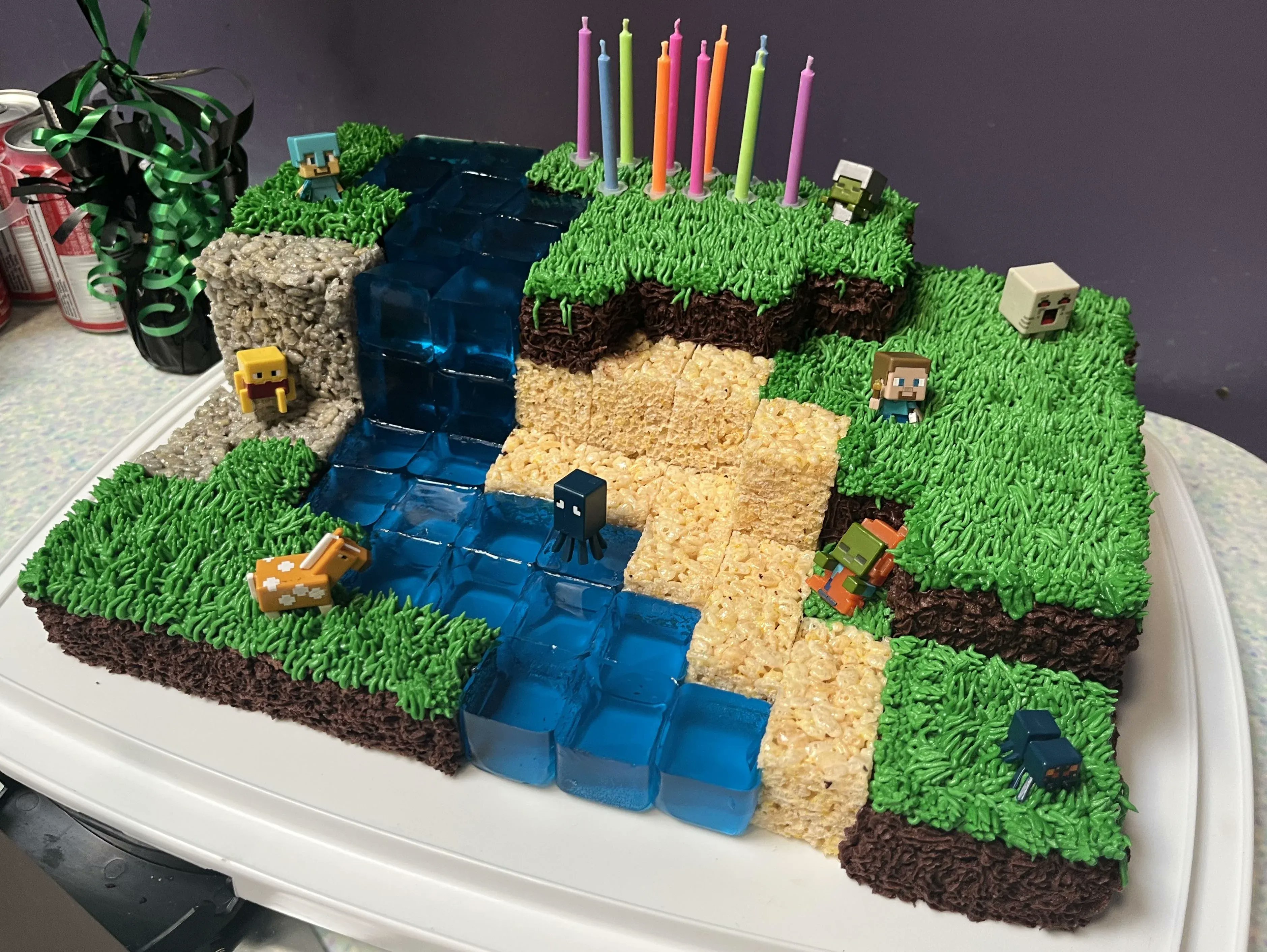 Minecraft.fr - Communauté de Fans on X: Le gâteau 🍰 Minecraft don't on a  tous rêvés 🤩 🟩🟫🟨🟦 Source ➡️    / X