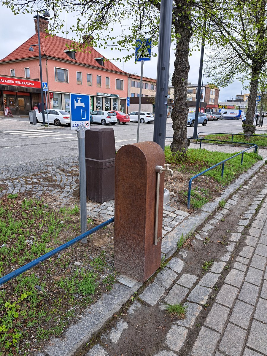 Kesällä jano saattaa yllättää kesken kaupunkiretken. Hyvää Jämsän Veden vettä saa Akuliinan aukiolla olevasta Jämsän kunnallistekniikan ylläpitämästä vesipostista. Urheilukenttien vesiposteja ei ole tarkoitettu omatoimiseen vedenhakuun. #Vesihuolto #JämsänVesi #kunnallistekniikka