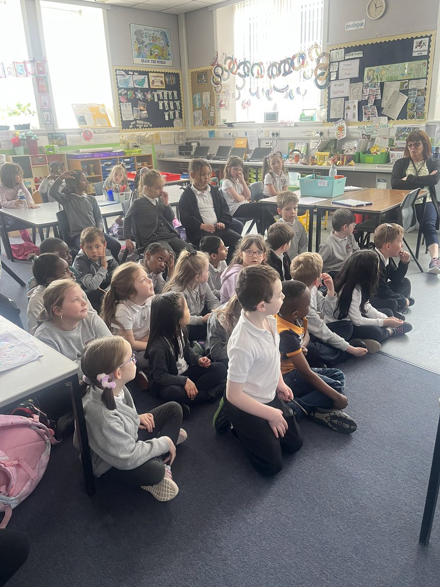 MissBruce00's tweet photo. Grace is showing us a timeline from The History Box. Rm 3 &amp; 4 P2 are very curious learners! @silverhaar1 @woodside_school @VLWoodside https://t.co/64Vse0IK6q