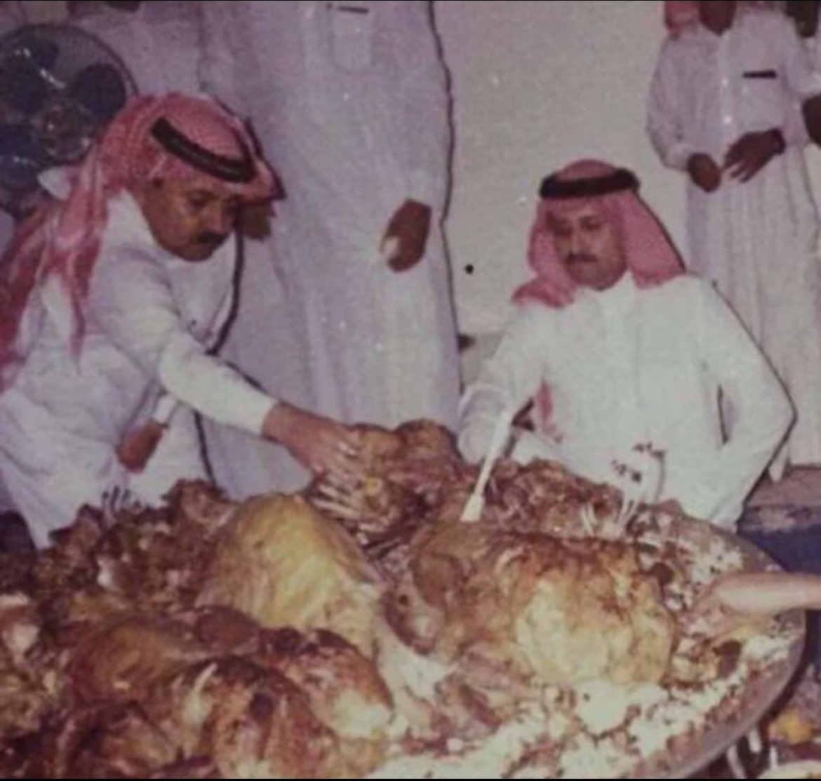 M7mD_F_D's tweet photo. من اليمين الامير فهد بن سلمان بن عبدالعزيز و جدي ضيدان بن راكان بن حثلين رحمهم الله و غفر لهم و اسكنهم فسيح جناته 🤲🏼

الصوره في الصرار عام 1989 https://t.co/TGej7hrHLK