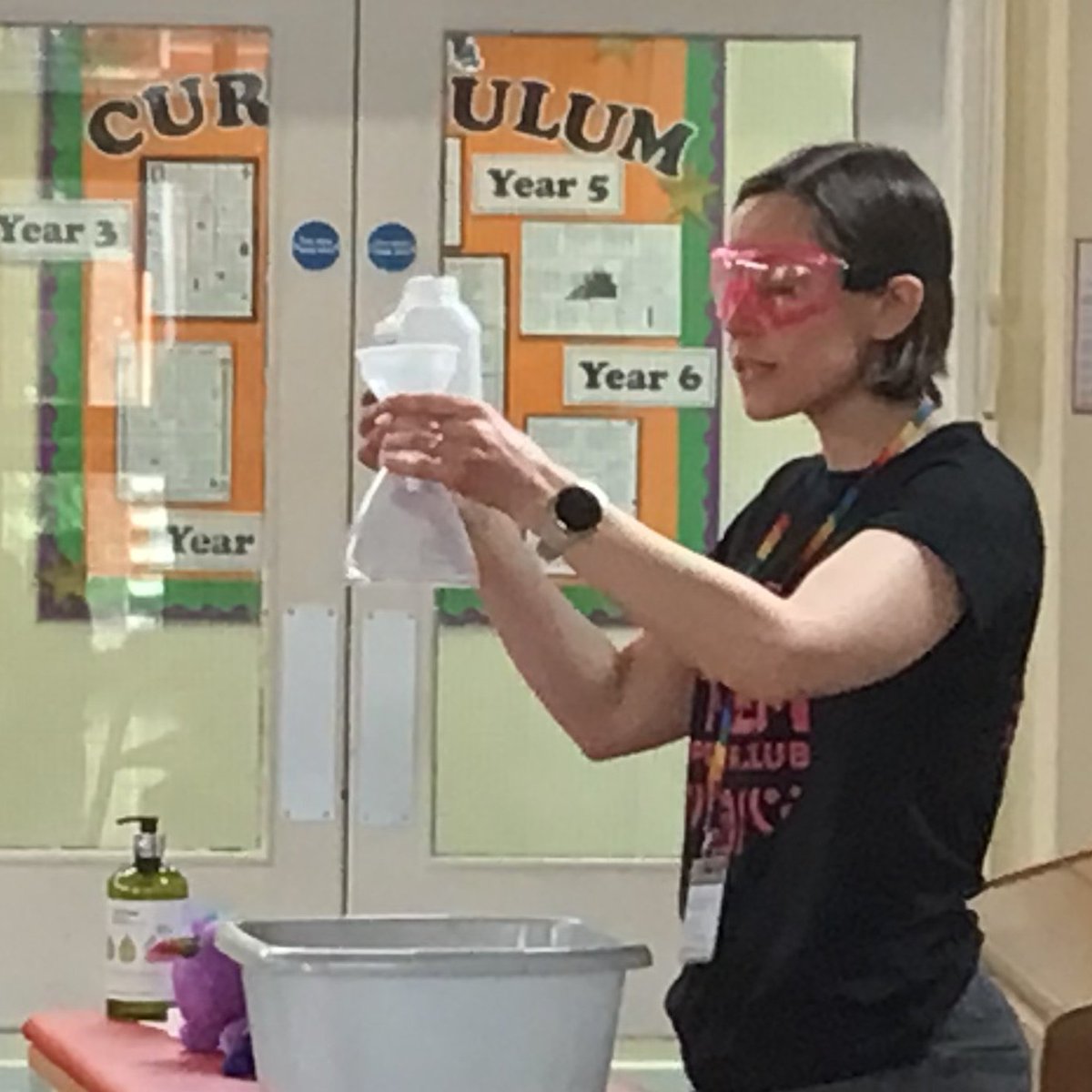 westfields_jun's tweet photo. STEM Science Assembly with Sarah Chapman who is a Stem Champion! She gave a talk to promote science and shared a fun experiment on how to clean a unicorn! #StemScience https://t.co/dG7FJiryvi