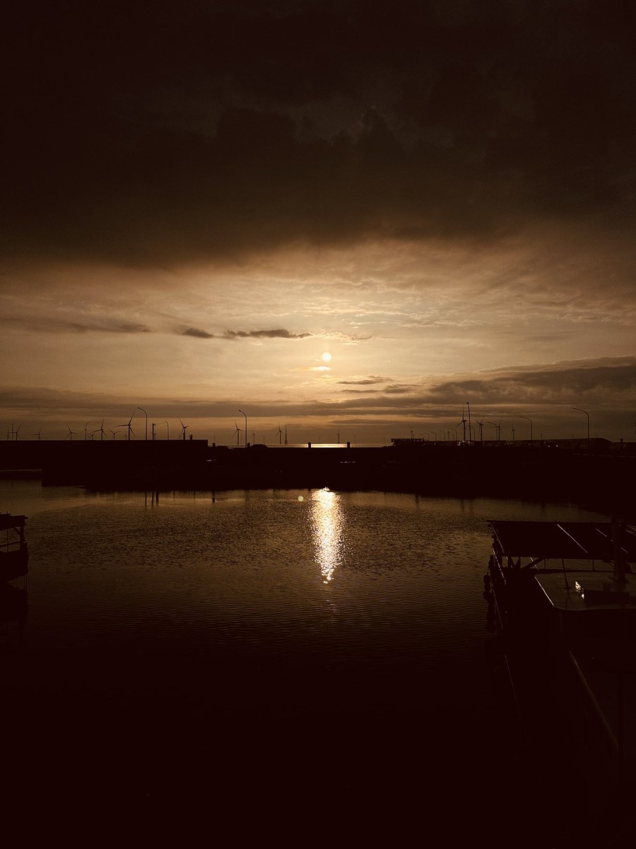 是初昇的朝陽
還是緩降的夕陽

都有不同的美
就像人生一樣