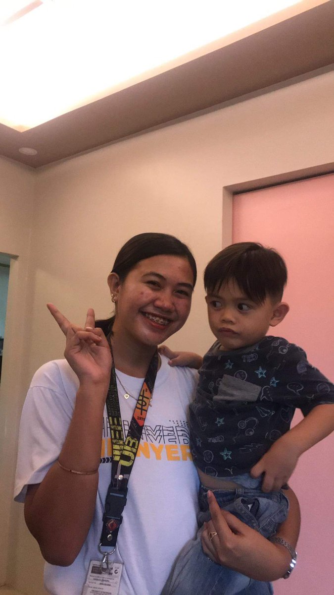 claaaareeee's tweet photo. 'di halatang pinilit magpicture ang bebe 🤣💛 @eessoorrrr https://t.co/Ttf6Lt1TIW