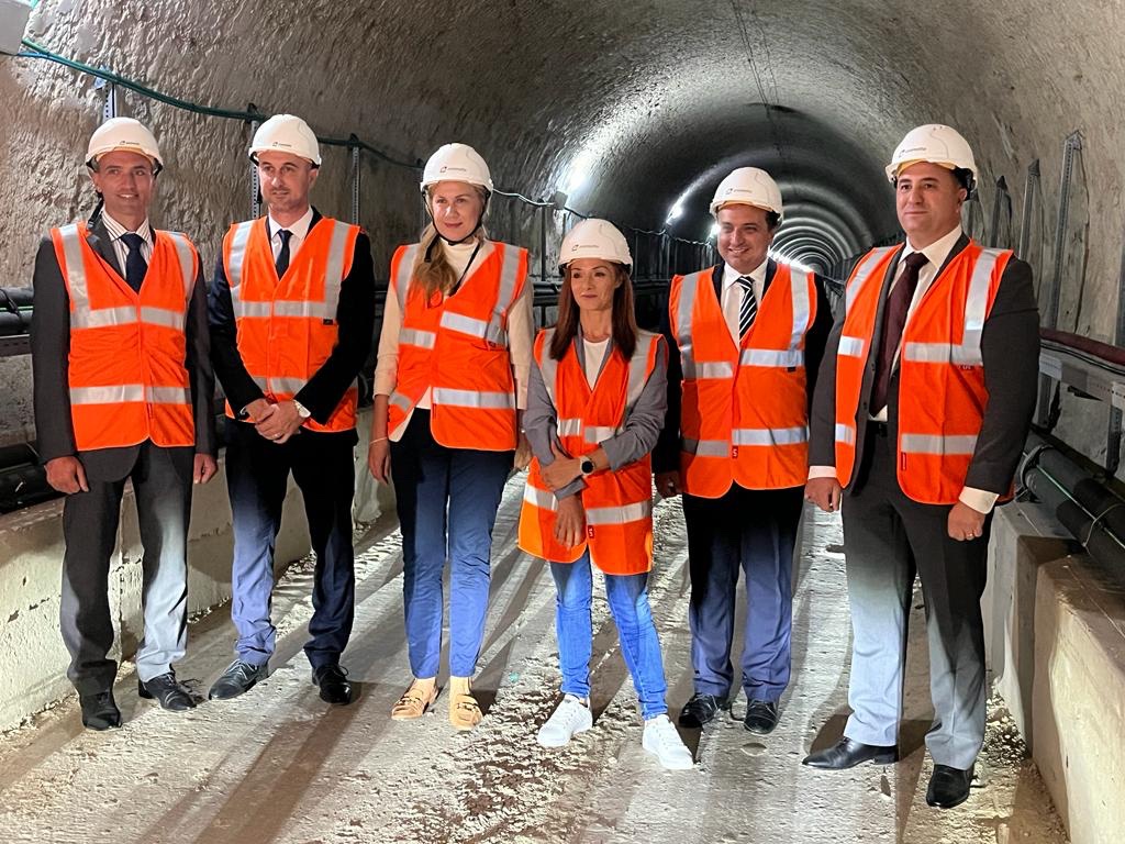 KadriSimson's tweet photo. Visiting Malta🇲🇹-🇮🇹 Italy subsea interconnector terminal station  today in #Malta.

It's the first interconnector to link Malta with  continental Europe.

Was good to hear about Malta's plans to step up renewables investments and contribute to our #REPowerEU goals! https://t.co/C0IzkX2BHL