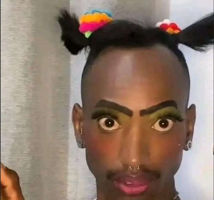 Nadie : Tu amiga es bella ? 
Yo : Hermosaaaa 😍😍
Mi amiga : 😂