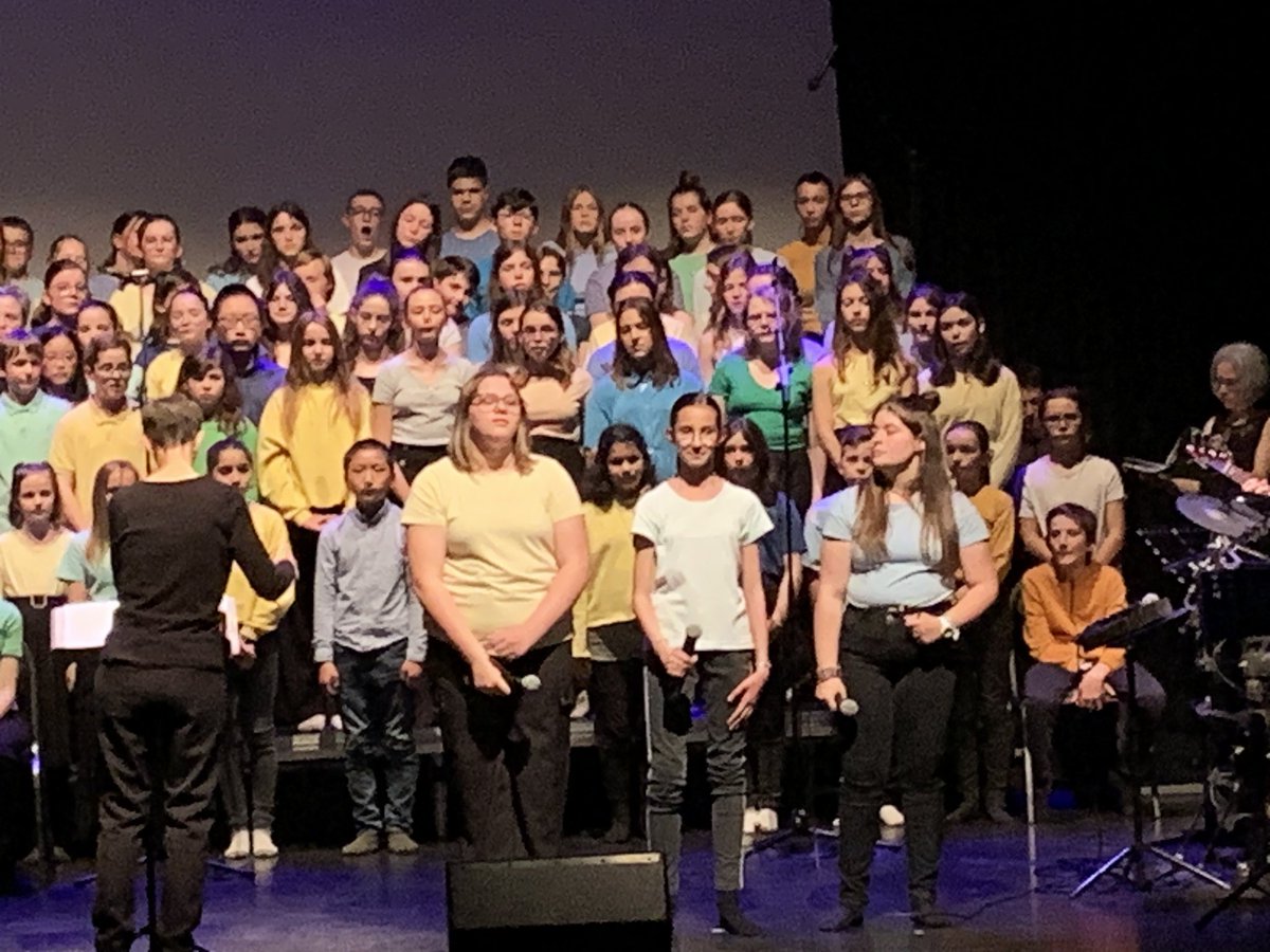 Une fois de plus le spectacle « Yalla en avant » fut de très grande qualité hier à la loco de Mézidon. Félicitations à nos choristes et à leur professeur et merci à l’ensemble des enseignants organisateurs.