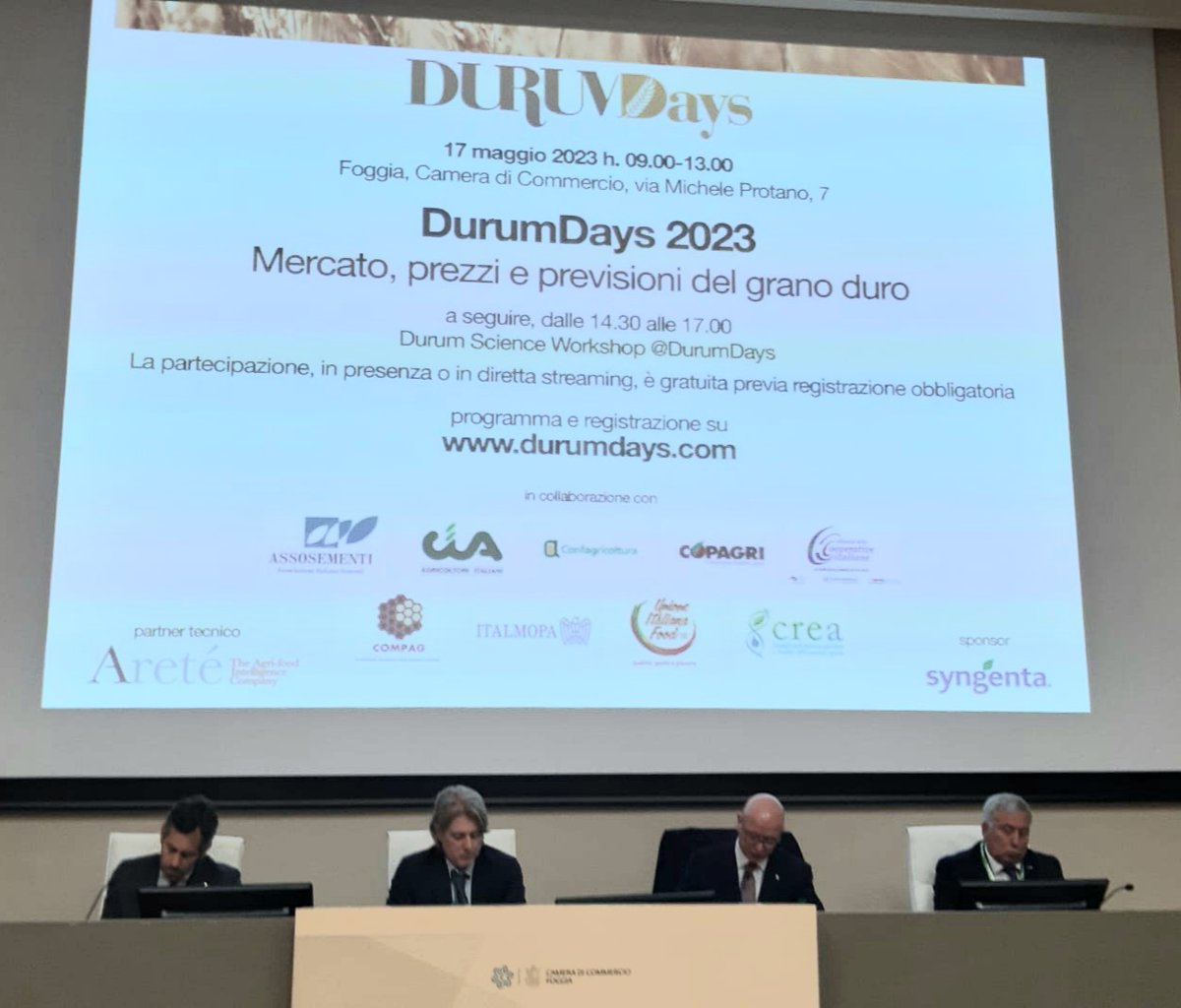 Cia_Agricoltura's tweet photo. Attesi oltre 4 mln di tonnellate di #granoduro, +12% per rese più alte. Dal #DurumDays, a Foggia, le prime stime sul 2023 🌾📊
Il vicepresidente #Cia #Sicolo: "Servono regole chiare e certificate sui #mercati. Avanti con nostra petizione"👨🌾🇮🇹
Leggi tutto👉https://t.co/o5YKrXvjuE https://t.co/DhiGAuhTro