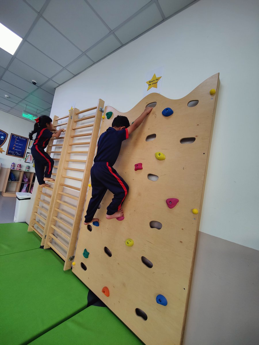 AIS_Sport's tweet photo. Our 'Reach for the Stars' HPE climbing challenge with ELC students 🧗

#AISHPE #AISELC #AISReachForTheStars https://t.co/23Bhzel3JV