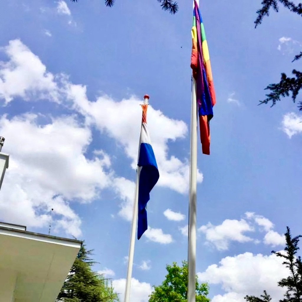 The Netherlands 🇳🇱 stands for equal rights for all people. On #IDAHOT we draw attention to the importance of equal rights for 🌈 #LGBTIQ+ people. 
//
Hollanda 🇳🇱 tüm insanlar için eşit hakları savunmakta. IDAHOT'ta LGBTIQ+ bireyler için eşit hakların önemine dikkat çekiyoruz.