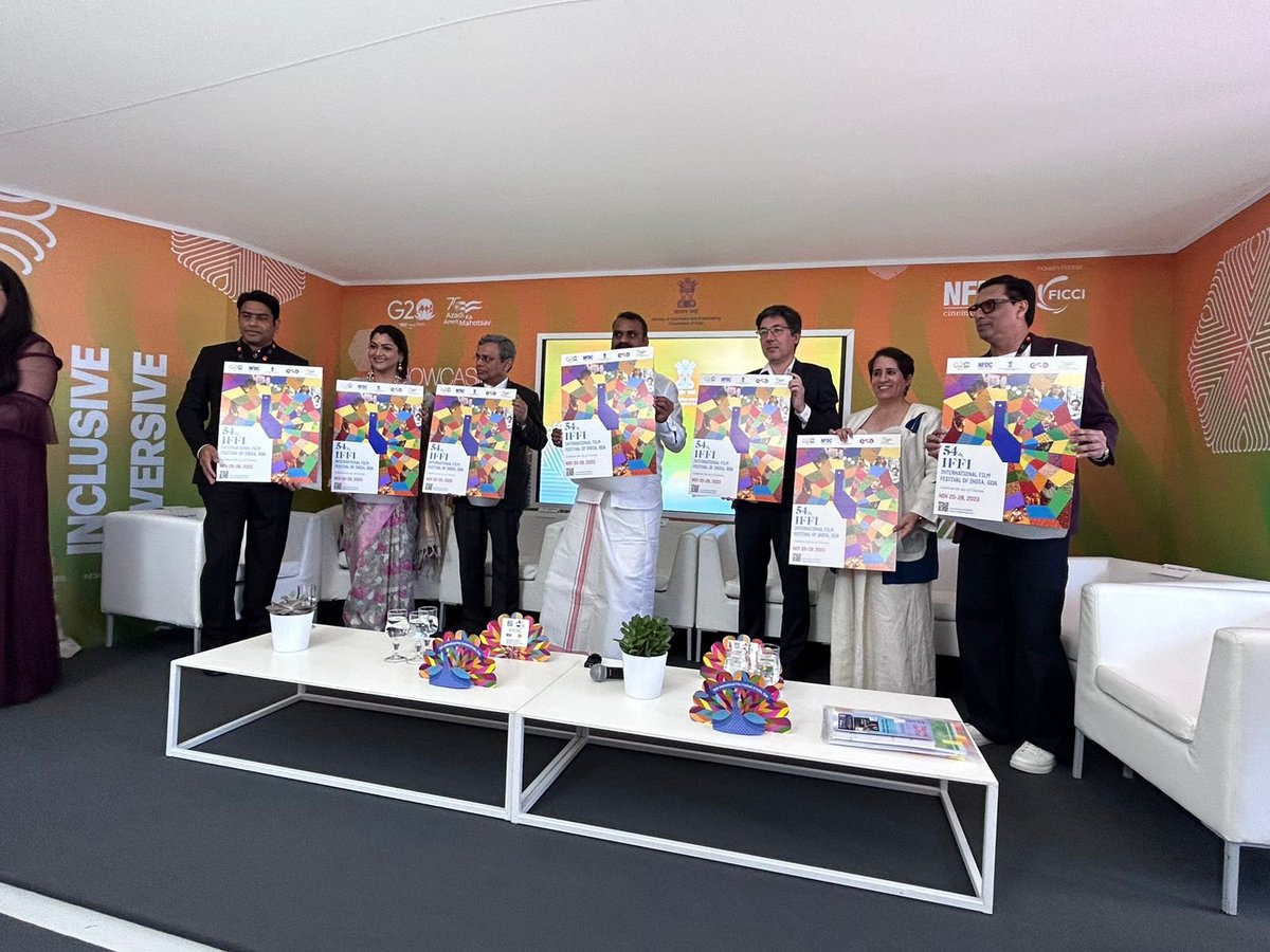 #IndiaAtCannes | MoS, @MIB_India @Murugan_MoS along with Indian delegation releases 54th @IFFIGoa Poster at #Cannes2023 

@nfdcindia
#CannesFilmFestival2023