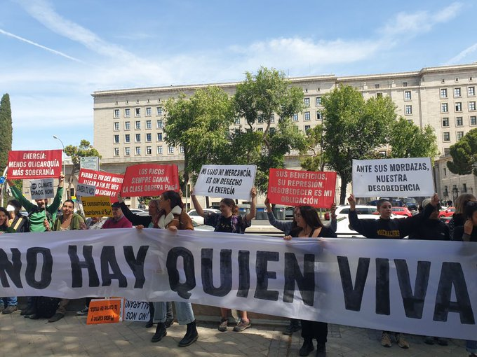 EsRebelCientif's tweet photo. 🚨 Las activistas que luchan por el derecho a una vida digna son reprimidas: las multan, detienen, juzgan y espían.  

La represión se contesta con más acción.  
Porque #AsíNoHayQuienViva, ¡no nos pararán!

📜Manifiesto para leer y firmar https://t.co/Jh99JFmDpS https://t.co/fgH7ZO5JXJ