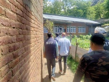 local_kashmir's tweet photo. Continuing its crackdown on terror elements, Special Investigation Unit (SIU) Awantipora raided the residential houses of three suspects namely Manzoor Ahmad Wani, Mouhsin Ahmed Loan and Ariaf Bashir Bhat #G20_in_Kasmir #KarnatakaCMRace #ShahRukhKhan #MukhtarAnsari #satypalmalik https://t.co/DpNNAOOEb3