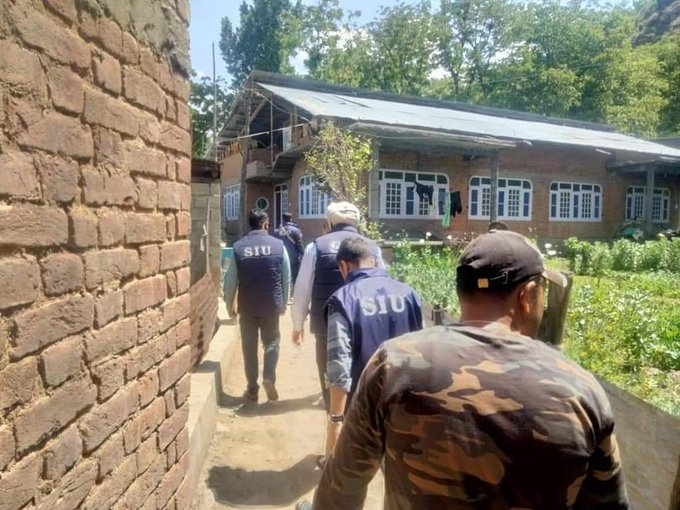 local_kashmir's tweet photo. Continuing its crackdown on terror elements, Special Investigation Unit (SIU) Awantipora raided the residential houses of three suspects namely Manzoor Ahmad Wani, Mouhsin Ahmed Loan and Ariaf Bashir Bhat #G20_in_Kasmir #KarnatakaCMRace #ShahRukhKhan #MukhtarAnsari #satypalmalik https://t.co/DpNNAOOEb3