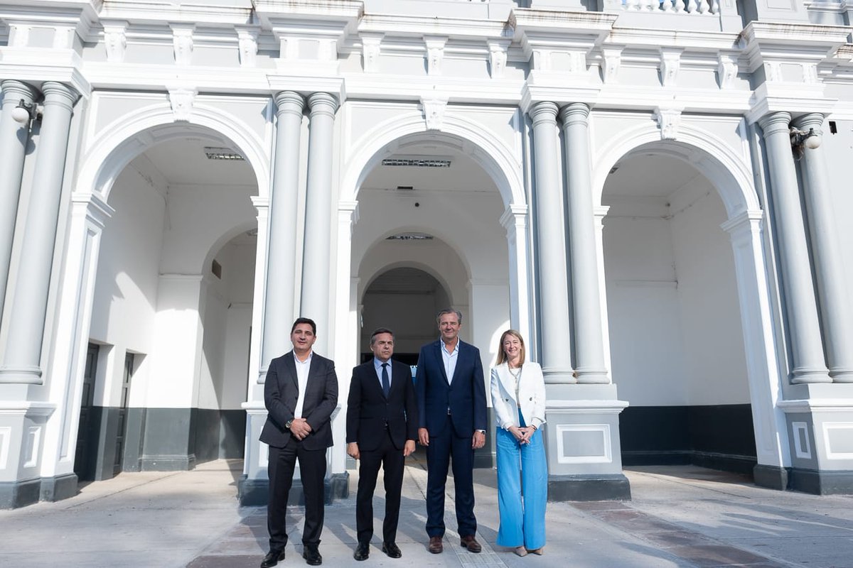 AndreaZoff's tweet photo. Junto al Ministro de Transporte  @DiegoGiuliano y al Presidente de Trenes Argentinos @MartinMarinucci, recorrimos las obras de refacción y puesta en valor de nuestra estación de Trenes 🙌

Un paso muy importante para consolidar la multimodalidad a la hora de trasladarnos 🚉 https://t.co/SJHm72gPUS