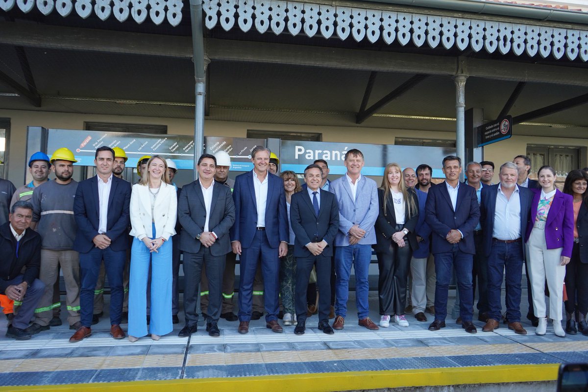 AndreaZoff's tweet photo. Junto al Ministro de Transporte  @DiegoGiuliano y al Presidente de Trenes Argentinos @MartinMarinucci, recorrimos las obras de refacción y puesta en valor de nuestra estación de Trenes 🙌

Un paso muy importante para consolidar la multimodalidad a la hora de trasladarnos 🚉 https://t.co/SJHm72gPUS