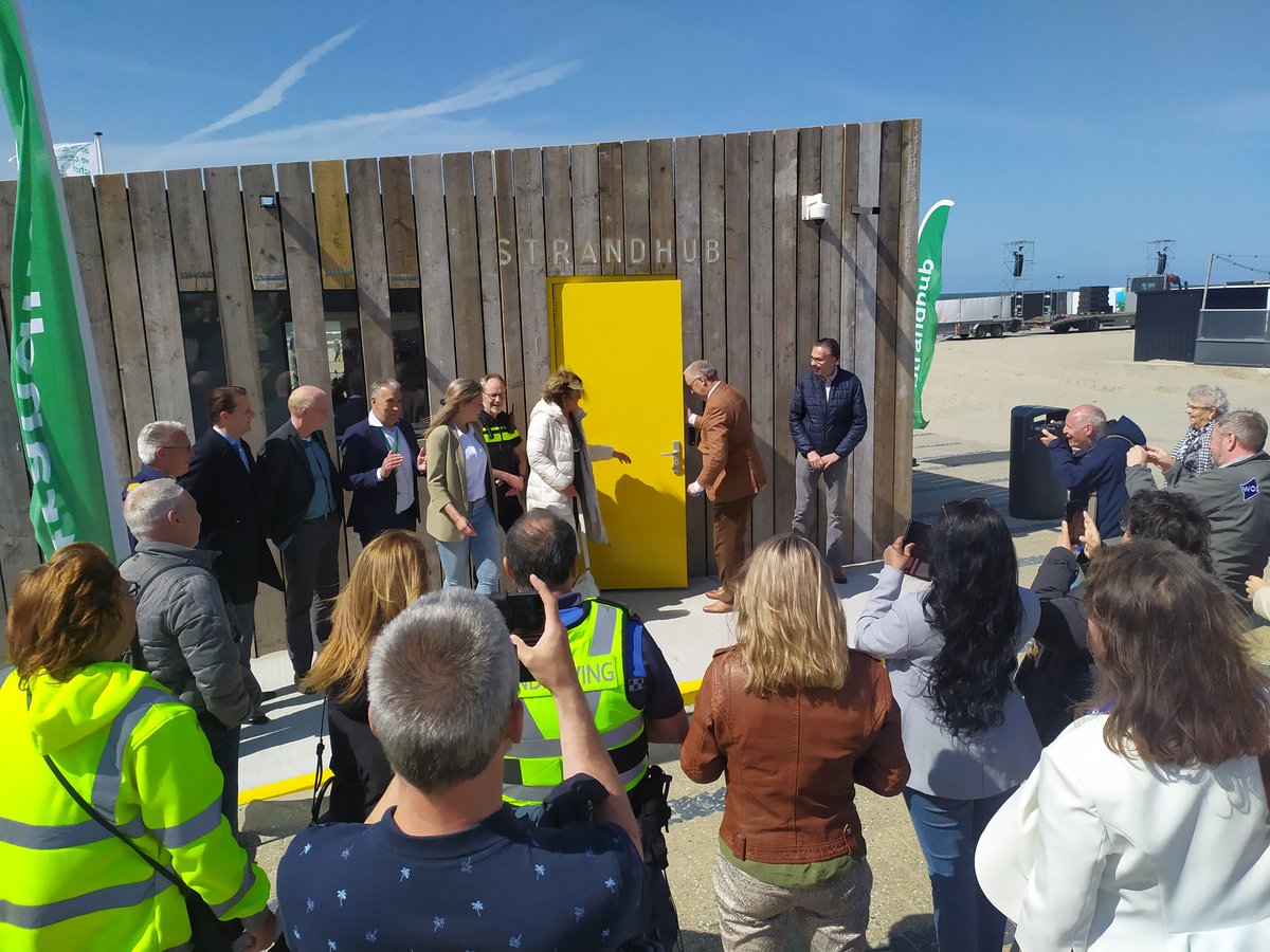 #BurgemeesterAboutaleb opent de nieuwe strandhub in @HoekvHolland010  om een bijdrage te leveren aan een veilig strand voor zowel bezoekers als ondernemers. Op warme  of drukke dagen van 9 tot 17.00 is er bemensing van politie of handhaving <a href="/rotterdam/">Gemeente Rotterdam</a>