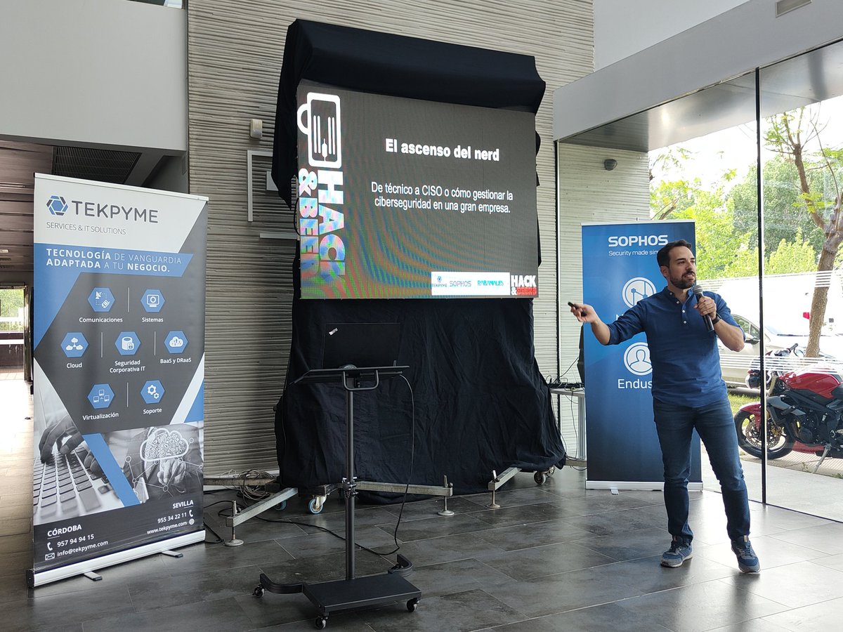 eduSatoe's tweet photo. Lleno hasta la bandera en el @hackandbeers Córdoba en @Rabanales21 #hbCórdoba empezando con @ManuNegrillo 

Gracias a @SophosIberia @Tekpyme y @Rabanales21 por el patrocinio de las 🍺🍺🍺🍺 #ciberseguridad https://t.co/svoyUvXyyK