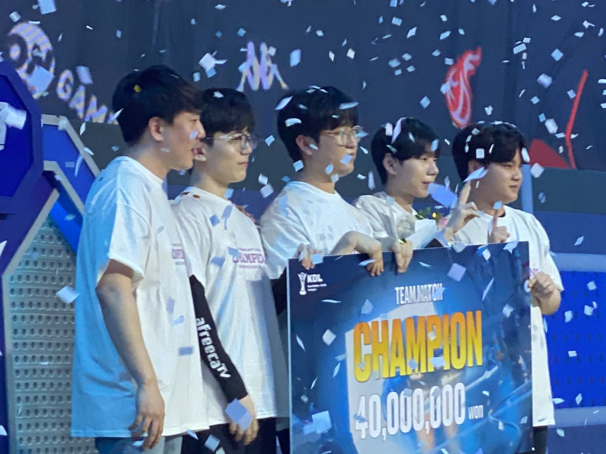 amondae52's tweet photo. 난 아직 결승 속에 살아 … 💭

부스톡 원해요
광동 결승 축하파티 영상 원해요
비하인드 촬영 (성빈피셜) 어쩌구 원해요 https://t.co/RO4DaugmAN