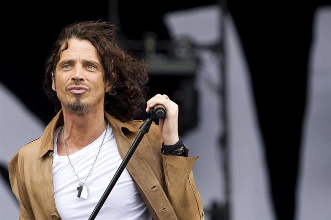 #AccaddeOggi #17maggio 2017 – Subito dopo la fine di un concerto al Fox Theatre di Detroit con la sua rock band Soundgarden, il cantante Chris Cornell torna nella sua camera d'hotel, telefona alla moglie per dirle parole d'addio e si suicida impiccandosi in bagno