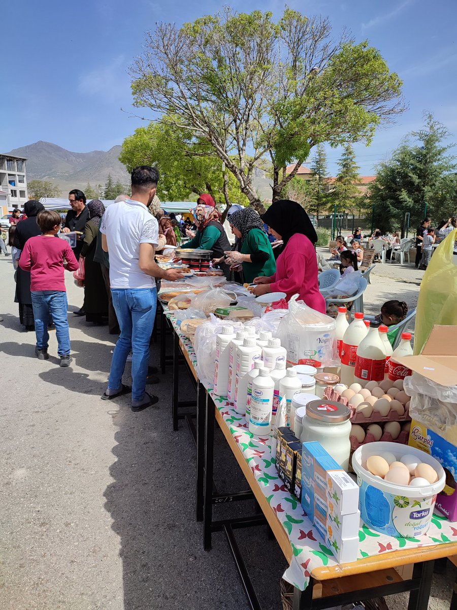 kilbasan_1's tweet photo. Kardeş okulumuz Maraş Türkoğlu ilçesi Şehit Eyüp Geyik İlkokulunda eğitim gören öğrencilerimizin yararına düzenlediğimiz dualarla açtığımız kermesimize desteğini esirgemeyen gönlü geniş Kılbasan halkımıza canı gönülden teşekkür ederiz.
@CaliskanMhm
@memkaraman
@CihatPINARCI https://t.co/g9u5hHDfCN