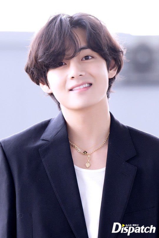 #BTSV #KimTaehyung's #ElleKorea reprinted issue for #ElleJapan, where he graced 13 pages have SOLD OUT on multiple platforms!
Not a new feat for #Taehyung, as he achieved All-Kills on previous Vogue & Elle issues as well!

V FOR ELLE JAPAN JULY 2023
#TAEHYUNGxELLE #KimTaehyung