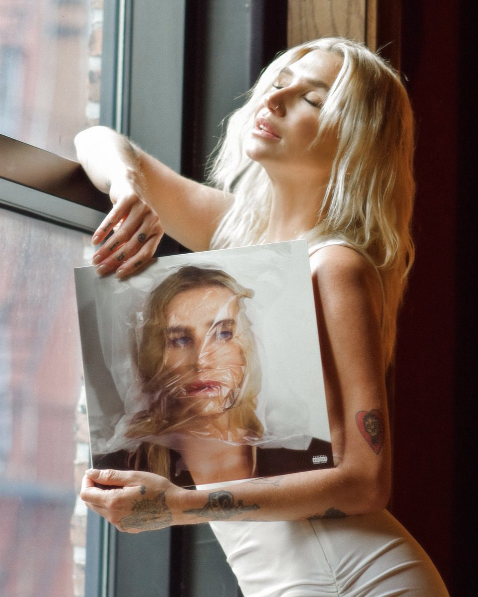 PopCrave's tweet photo. Kesha on her new single, “Only Love Can Save Us Now”: 

“I wanted my song to sonically, lyrically, and emotionally reflect the severity of my mental pendulum swings. The world is so overwhelming sometimes […] This song is a desperate and angry prayer. A call to the light when all feels lost.”