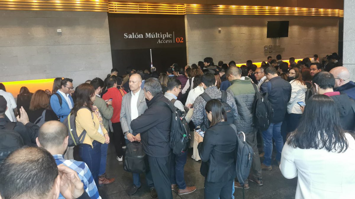 AndresCarboA's tweet image. Con activa participación de empresarios  se dio inicio del Workshop para utilizar la herramienta de inteligencia artificial ChatGPT con Aditya Berlia uno de los principales conocedores sobre la AI en el mundo. #ClusterSoftware @camaracomerbog  #Clusters