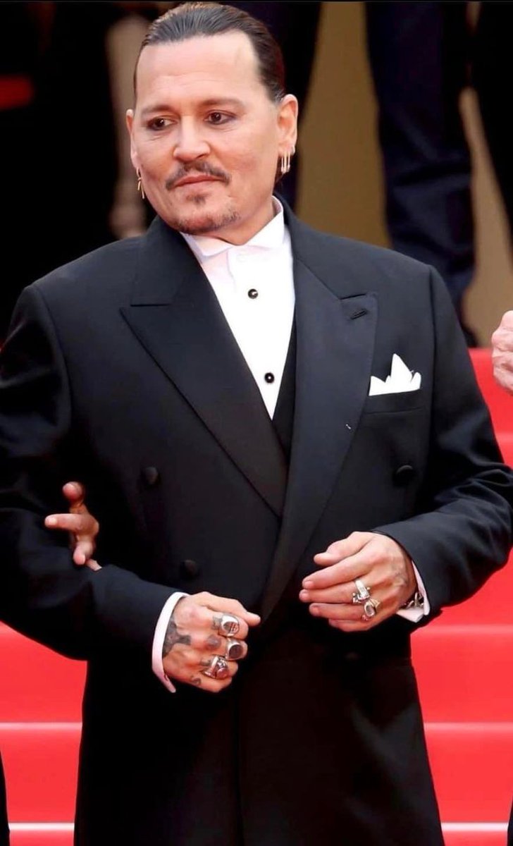JohnnBer2009's tweet photo. Queen Amber is perfectly happy even when the king is away. What about the king? If you want, dye your hair, put on the heaviest make-up, wear the most expensive clothes, use filters... The king suffers unhappily and suffers from the loss of Amber every day. #JohnnyDeppCannes2023 https://t.co/pUhVLS0Cpx