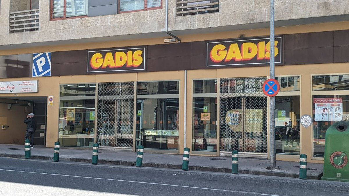 lingoira's tweet photo. Galicia, Spain. 17th of May..

Me: *Needs groceries*
Galicia: We don't shop today, foreigner! It's Literature Day! 🧐

🎉 Happy Galician Literature Day, #langtwt! 🥳

(I only hope all Galicians are sitting at home &amp; reading) 📚🛋🤓️ https://t.co/ejnqfYJkpy
