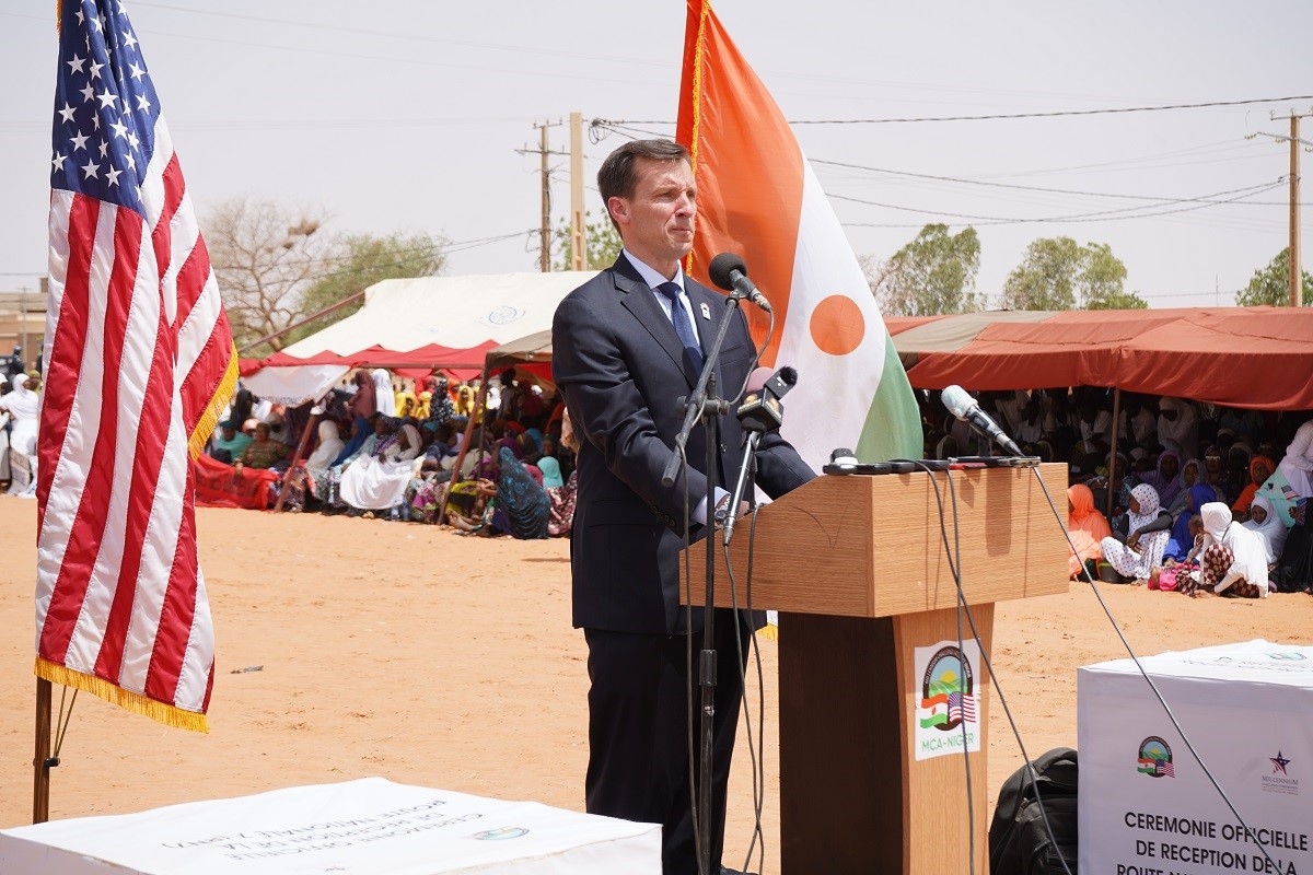 McaNiger's tweet photo. VP MCC, Cameron Alford, "Cette route est stratégique pour la santé économique du Niger." @MCCgov  @tommymiles @IssaNourou @mamaneshow @NigerfriendNew @amin__Ne @abbaseidik @UNOPS_fr @sahelblog @UFSahelResearch @PresidenceNiger @falher3 @MounkailaSani1 @ibrahimlouche @hadyline2014 https://t.co/tbfIhxhVgK