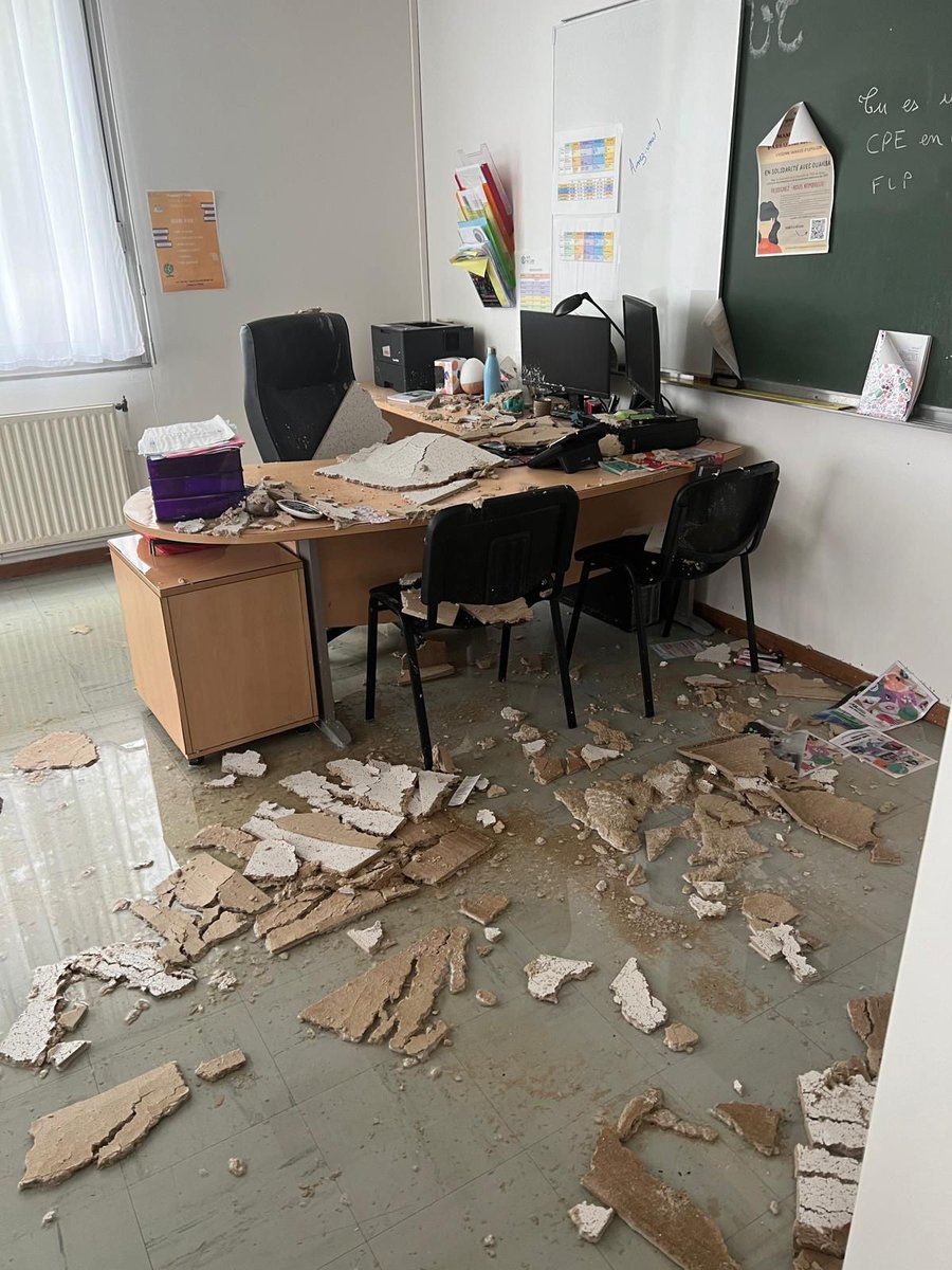 LyceePE_aleau's tweet photo. Tout d'abord le plafond d'un bureau s'est effondré. Nous sommes soulagé•es d'être en zone C. Nous vous laissons imaginer le drame si nos collègues étaient présentes à ce moment là.... 2/n https://t.co/nmjTQcH22x